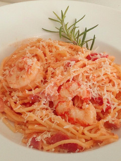 Una foto de Espaguetis con bacon y gambas