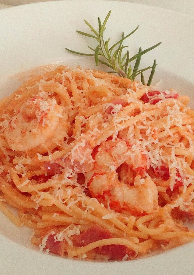 Una foto de Espaguetis con bacon y gambas