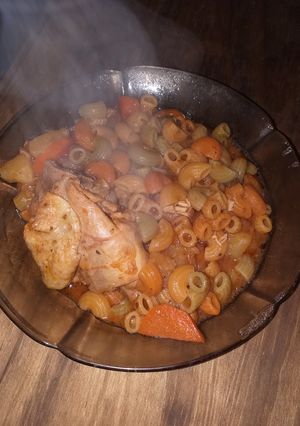 Una foto de Guiso de pollo y fideos
