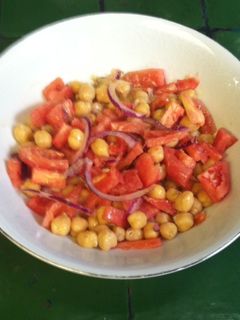 Una foto de Ensalada de garbanzos con jitomate