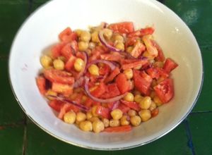 Una foto de Ensalada de garbanzos con jitomate