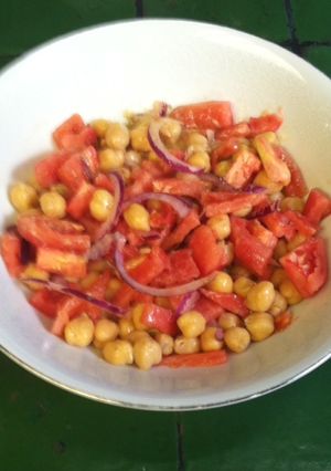 Una foto de Ensalada de garbanzos con jitomate