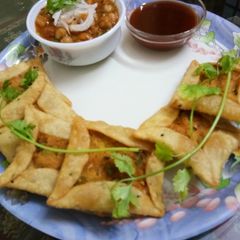 A picture of Belwa kachori.