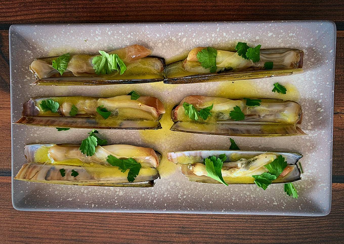 Navajas con vinagreta de mango y cilantro fresco