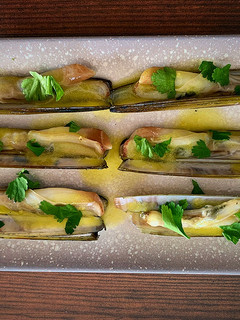 Una foto de Navajas con vinagreta de mango y cilantro fresco