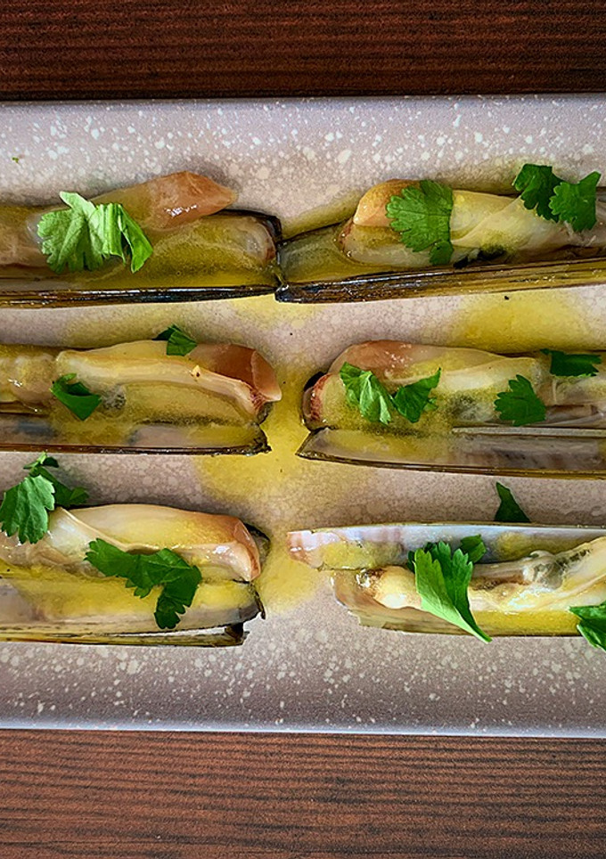 Una foto de Navajas con vinagreta de mango y cilantro fresco