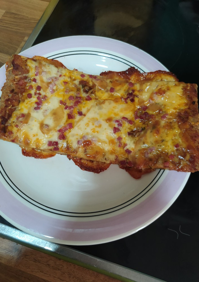 Una foto de Pizza con base de pollo