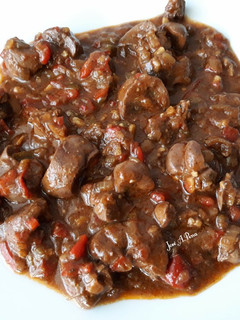 Una foto de Riñones al jerez en salsa de pimiento rojo