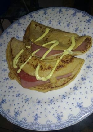 Una foto de Pancakes de jamón, queso y tomate