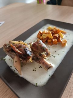 Una foto de Jarretes de cordero guisados con vino blanco