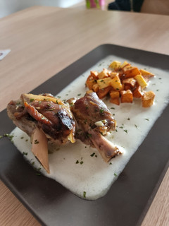 Una foto de Jarretes de cordero guisados con vino blanco