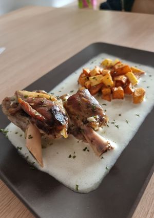 Una foto de Jarretes de cordero guisados con vino blanco
