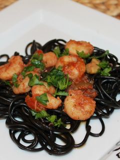 O poză a rețetei Spaghetti Negre cu creveti și sos de rosii.