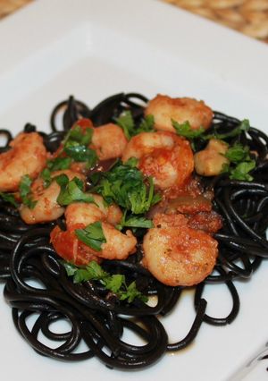 O poză a rețetei Spaghetti Negre cu creveti și sos de rosii.