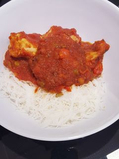 Una foto de Conejo en salsa con fideos de arroz