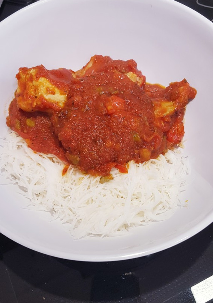 Una foto de Conejo en salsa con fideos de arroz