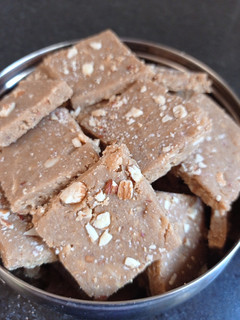ડ્રાયફ્રુટ સુખડી(Dry fruit shukhdi recipe in Gujarati) રેસીપી મુખ્ય ફોટો