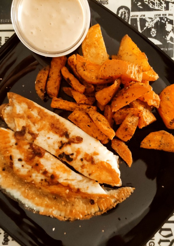 Una foto de Rodaballo a la Plancha con Batatas Rústicas y Mayonesa de Yakiniku