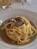 Tagliolini pecorino e carciofi su crema di patate e acciughe