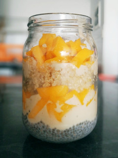 Una foto de Parfait de mango, chía, quinua y yogurt