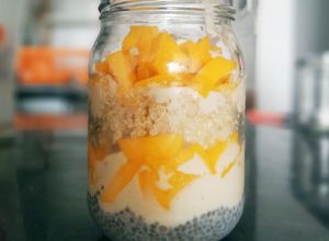 Una foto de Parfait de mango, chía, quinua y yogurt