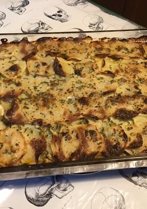 Une photo de Gratin surprise de pommes de terre au bœuf mijoté et sauce crème au persil