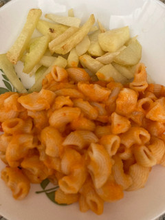 Una foto de Macarrones con salsa natural de tomate🍅