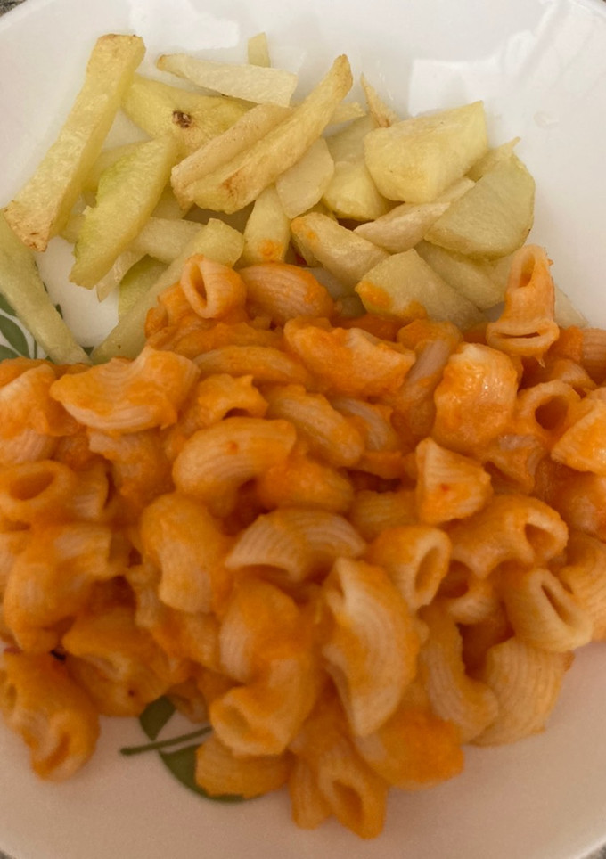 Una foto de Macarrones con salsa natural de tomate🍅