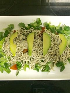 Una foto de Gulas sobre verde con aguacate