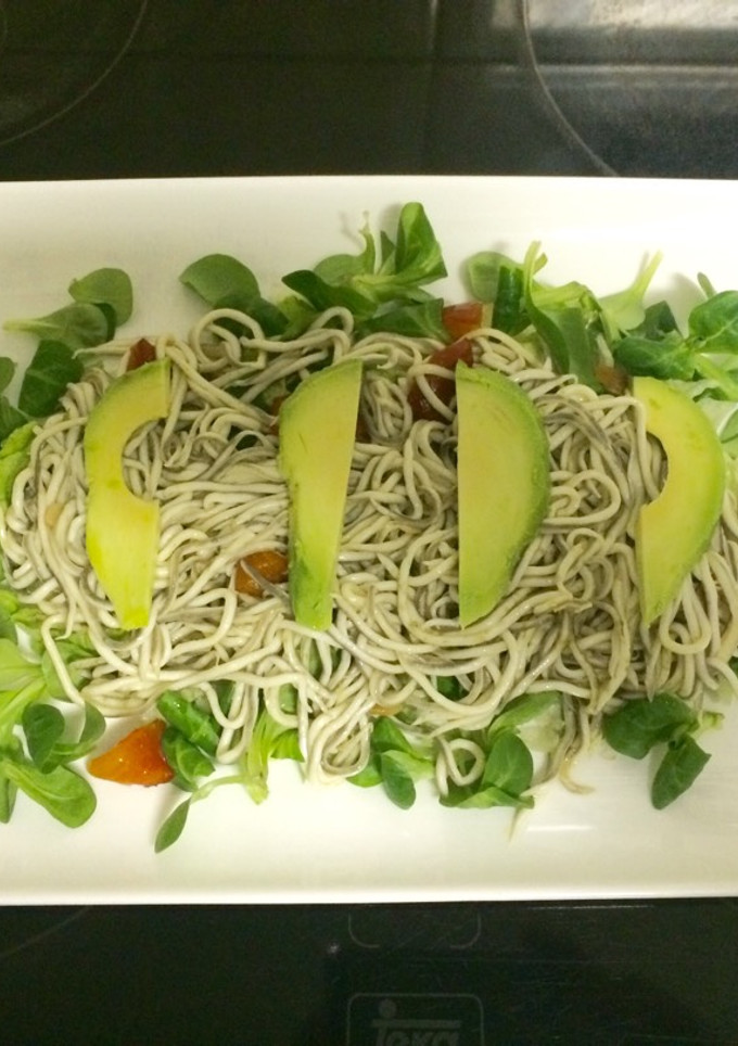 Una foto de Gulas sobre verde con aguacate