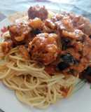 141. Espaguetis con albóndigas veganas en tomate y berenjena