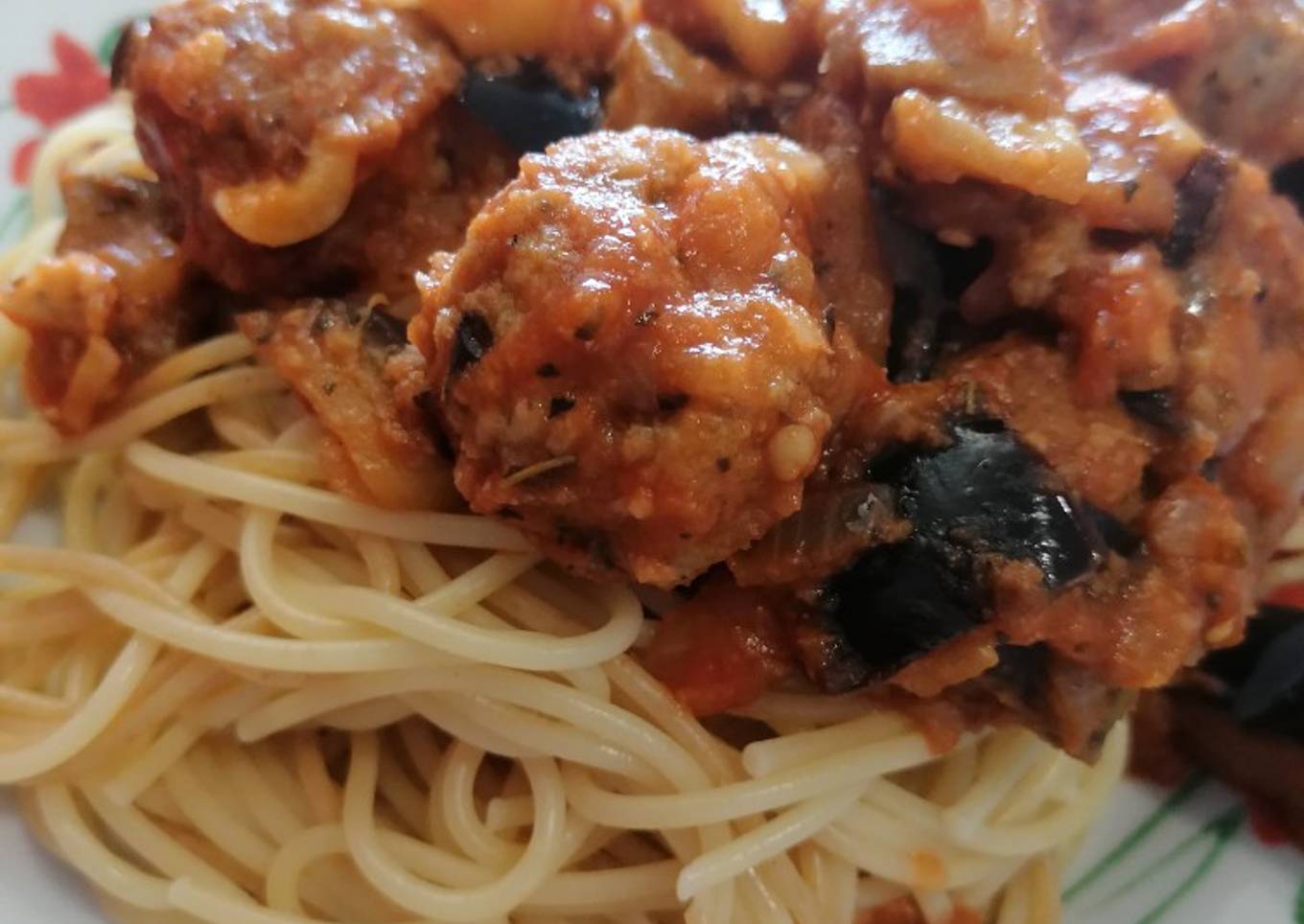 141. Espaguetis con albóndigas veganas en tomate y berenjena