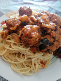 Una foto de 141. Espaguetis con albóndigas veganas en tomate y berenjena