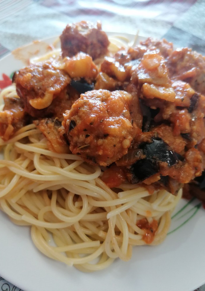 Una foto de 141. Espaguetis con albóndigas veganas en tomate y berenjena