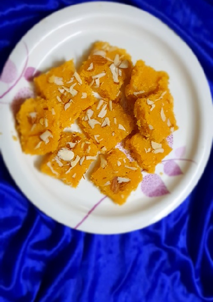 ટોપરા પાક (Topra Paak Recipe In Gujarati) રેસીપી મુખ્ય ફોટો