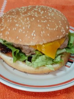 Una foto de Hamburguesa casera XXL 🍔🍔🍔