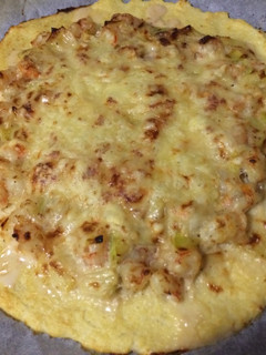 Una foto de Pizza de gambas y puerro con base de coliflor