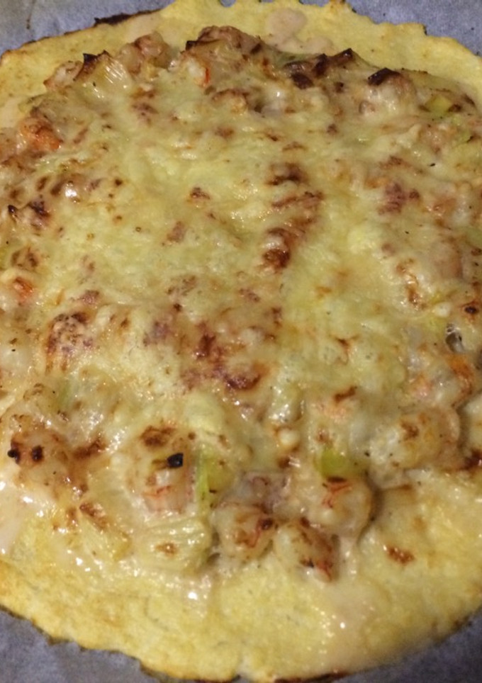 Una foto de Pizza de gambas y puerro con base de coliflor