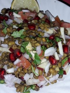 साबुत मूंग की चटपटी चाट (Sabut moong ki chatpati chaat recipe in Hindi) रेसिपी मुख्य फोटो