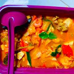 A picture of TomYum Seafood + Sayur.