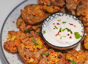 Foto resep Garlic Butter Smashed Baby Potatoes Yogurt Sauce