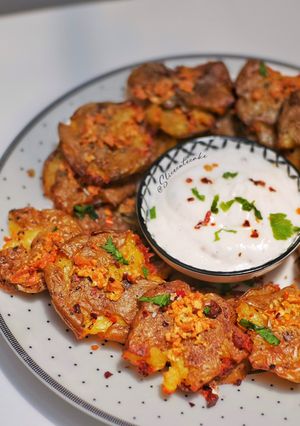 Foto resep Garlic Butter Smashed Baby Potatoes Yogurt Sauce