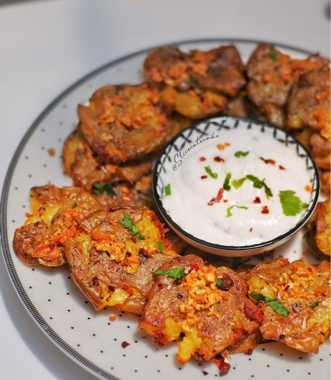 Foto resep Garlic Butter Smashed Baby Potatoes Yogurt Sauce