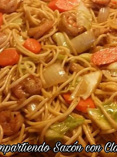 Una foto de Chow mein de camarones🌹