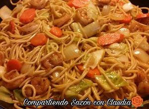 Una foto de Chow mein de camarones🌹