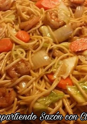 Una foto de Chow mein de camarones🌹