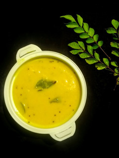 गुजराती कढ़ी (Gujarati Kadhi recipe in Hindi) रेसिपी मुख्य फोटो
