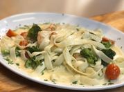 Una foto de tagliatelle con marisco