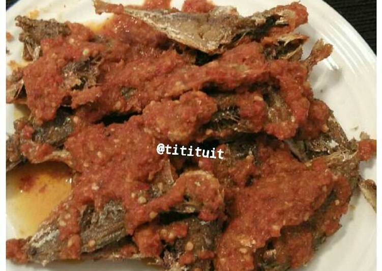 Resep Ikan selar balado kriuk kriuk yang Lezat Sekali