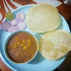 A picture of Bhature.